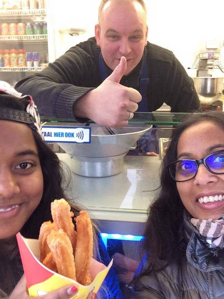 Gezellig groepje mensen met churros en de eigenaar